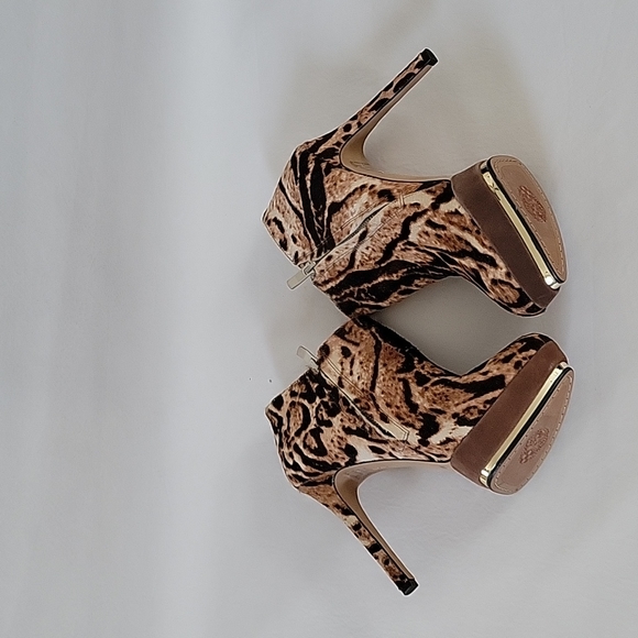 NEW Vince Camuto Dira Leopard Animal Print Calf Hai Platform Booties Size 7.5 - Picture 10 of 15
